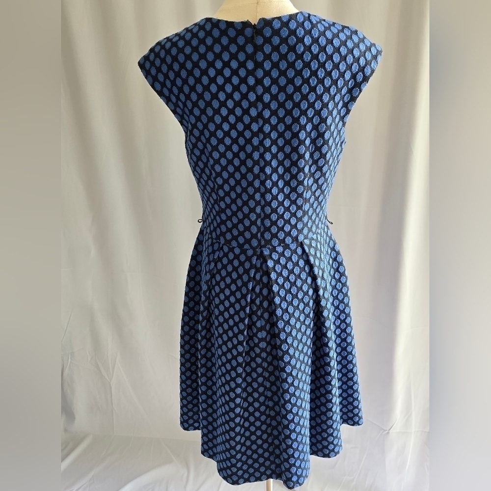 Maggy London Black Fit and Flare Sleeveless Mini Dress Blue Polka Dots Sz 10 - Picture 4 of 9